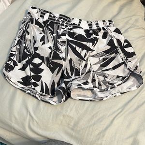 Old navy Active girls L go dry black and white foliage pattern shorts